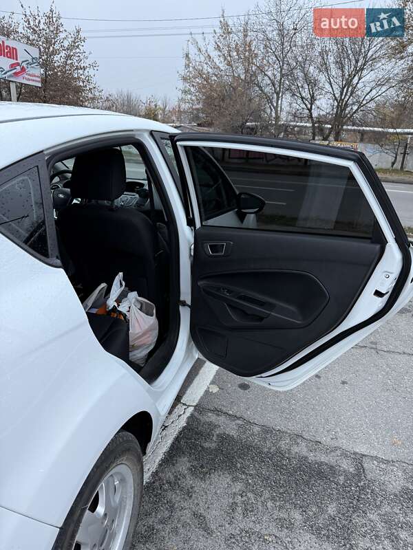 Хэтчбек Ford Fiesta 2015 в Днепре