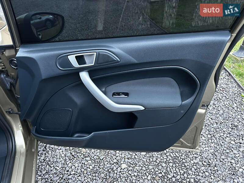 Хэтчбек Ford Fiesta 2011 в Мукачево