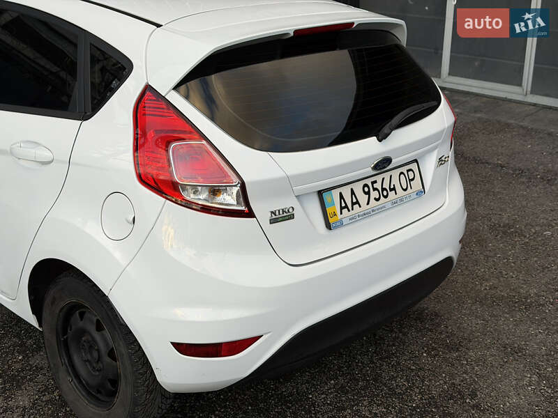 Хэтчбек Ford Fiesta 2015 в Киеве