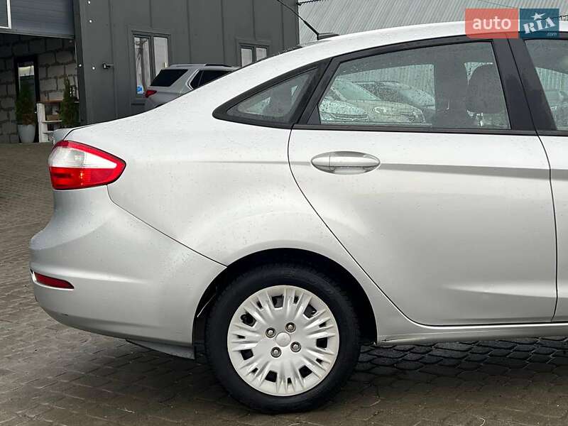 Седан Ford Fiesta 2015 в Львові