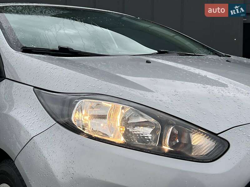 Седан Ford Fiesta 2015 в Львові