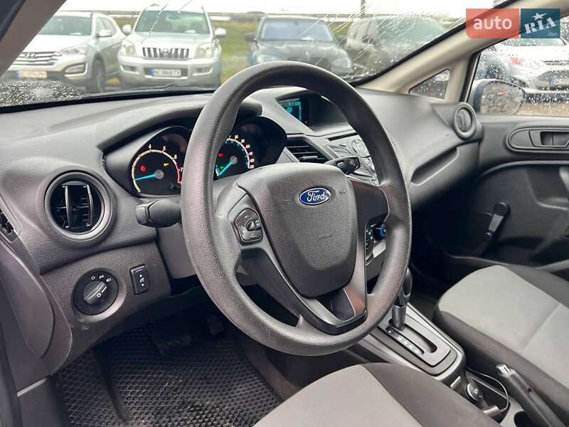 Седан Ford Fiesta 2015 в Львові