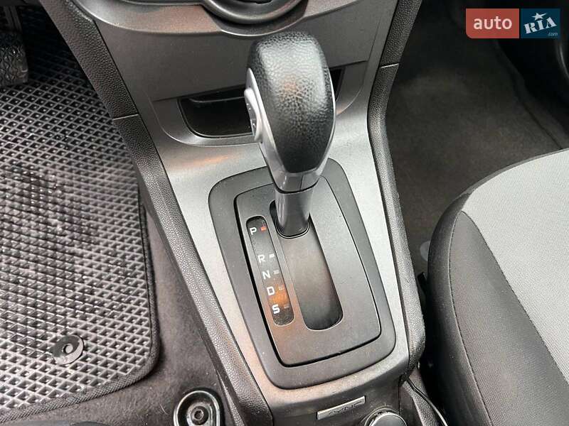 Седан Ford Fiesta 2015 в Львові