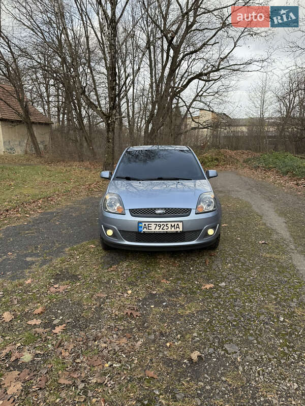 Хэтчбек Ford Fiesta 2007 в Долине
