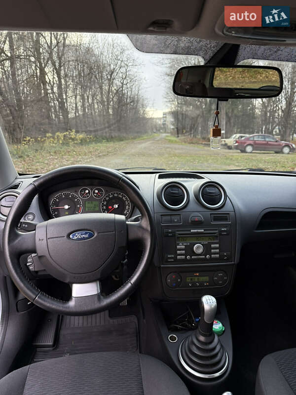 Хэтчбек Ford Fiesta 2007 в Долине