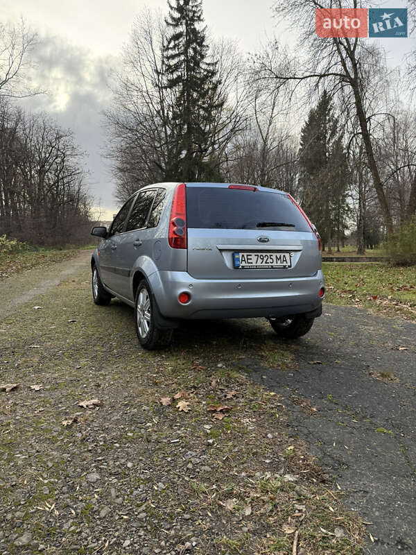 Хэтчбек Ford Fiesta 2007 в Долине