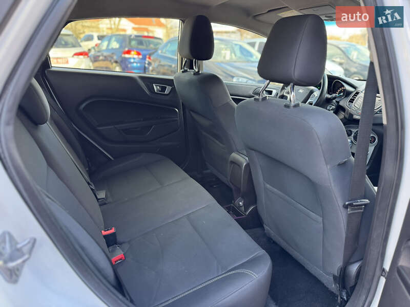 Седан Ford Fiesta 2016 в Дрогобичі