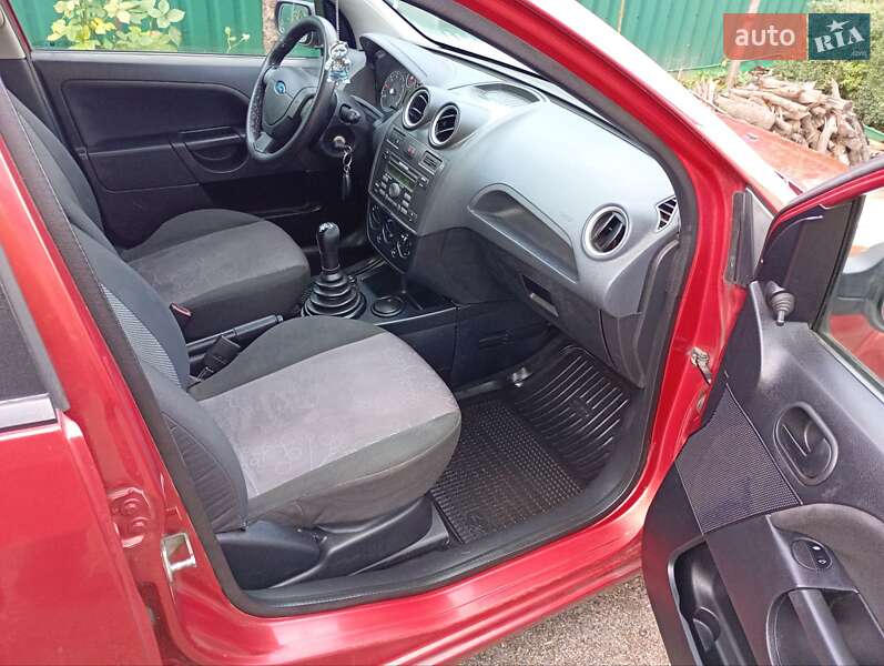Хетчбек Ford Fiesta 2006 в Черкасах