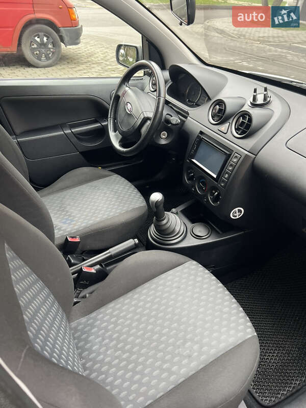 Хэтчбек Ford Fiesta 2004 в Луцке