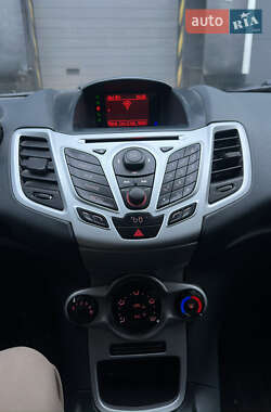 Хэтчбек Ford Fiesta 2012 в Дубно