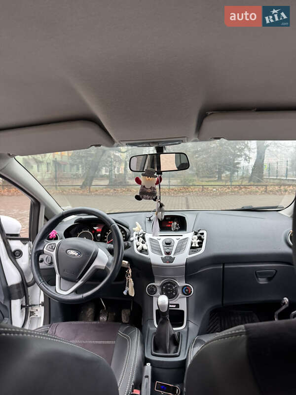 Хэтчбек Ford Fiesta 2011 в Долине