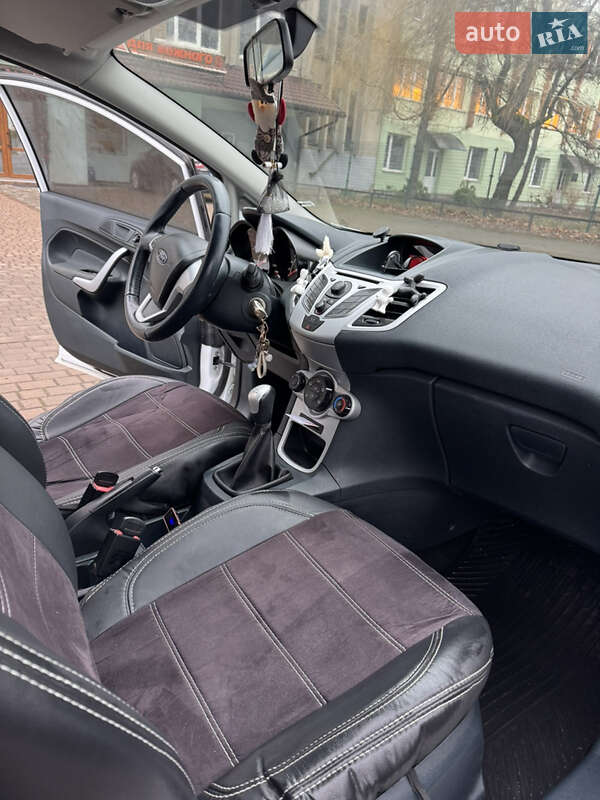 Хэтчбек Ford Fiesta 2011 в Долине