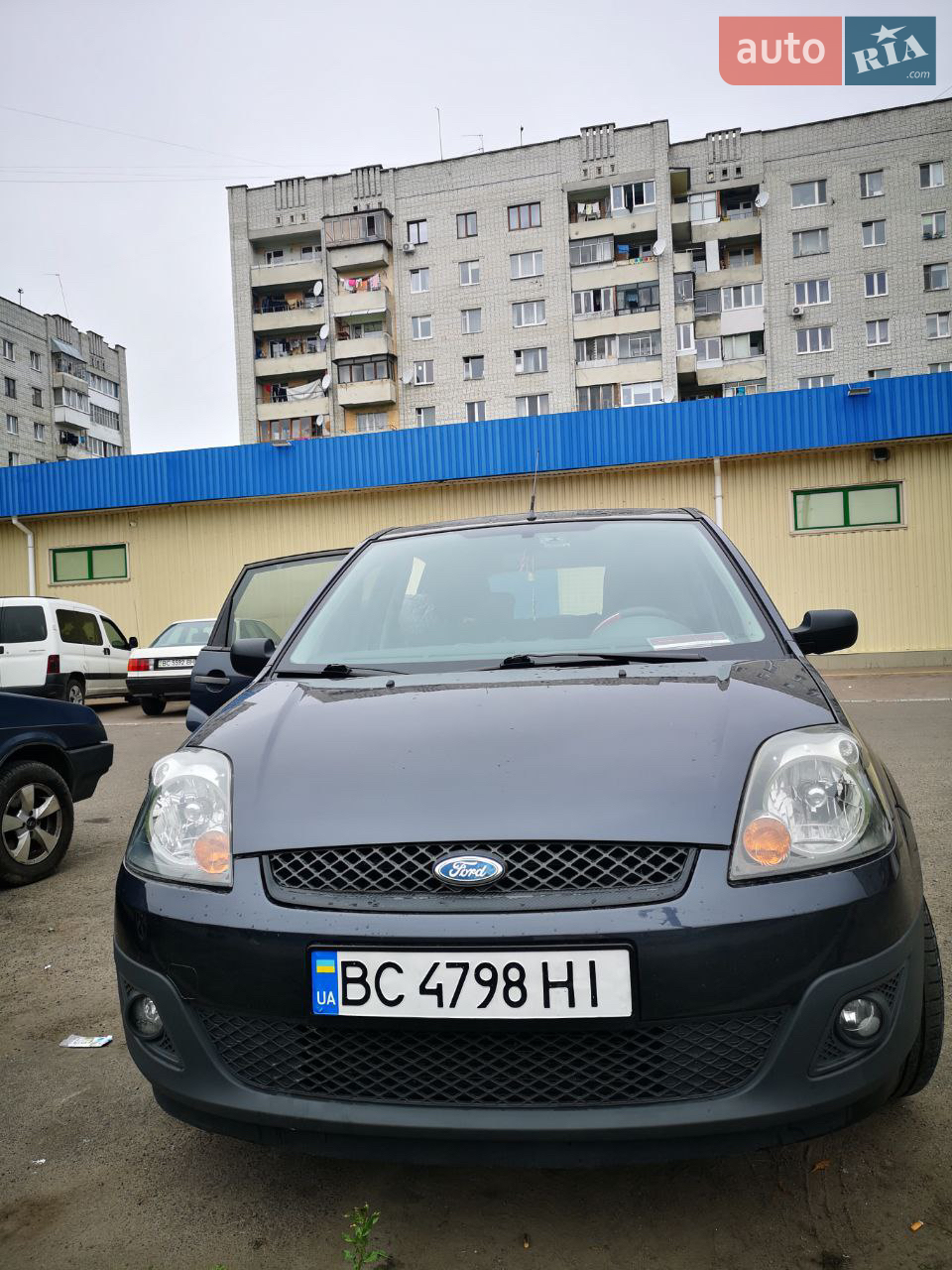 Дуже хороше авто на свій вік. Є певні моменти, але це не впливає на їзду. Надійне добротне авто. Їздила сама, віддаю за таку ціну, бо купила нову і нема де тримати. Тому терміновий продаж.
Пошкодження по передньому лівому крилу видно на доданому у фото. Був несильний  удар в бік. Маленька мʼятина на багажнику, теж є на фото. І тріщина по фарбі на лівих водійських дверцятах.
По заміні хіба радіатор - наразі не працює кондиціонер. 
Більше деталей по телефону.
Не берусь ремонтувати, бо більше не користуюсь. 
При правильному догляді машина ще довго проїздить. Хто купить - не пошкодує.
Без торгу. 
