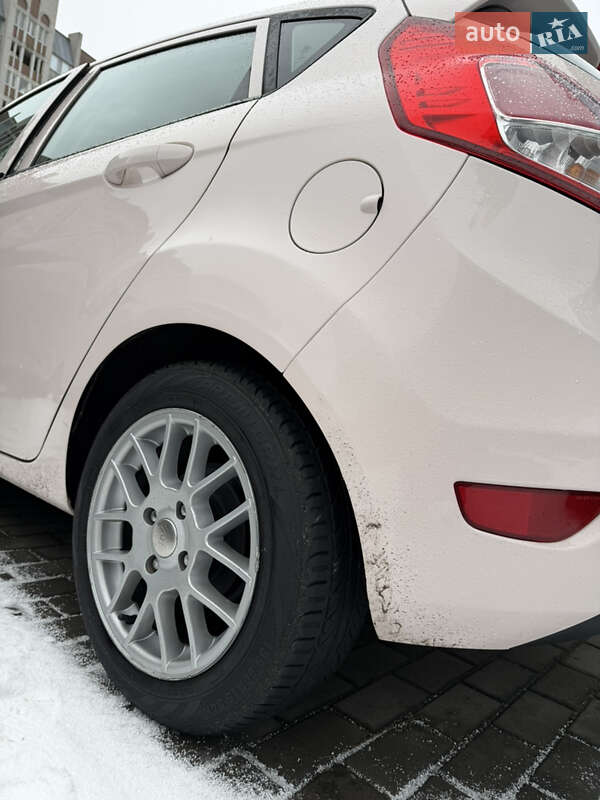Хетчбек Ford Fiesta 2015 в Черкасах