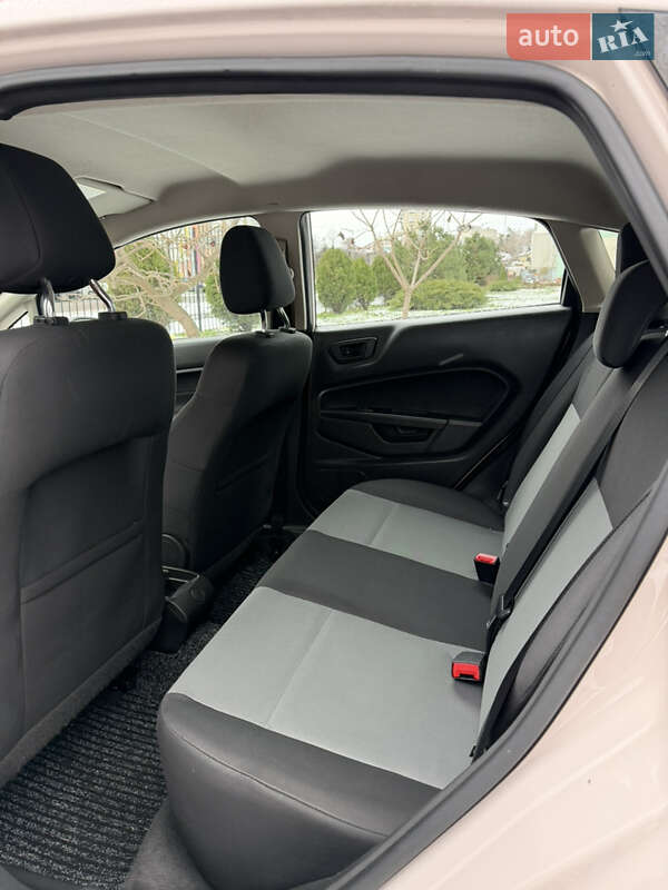 Хетчбек Ford Fiesta 2015 в Черкасах