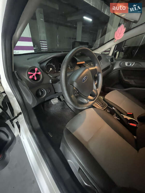 Хэтчбек Ford Fiesta 2016 в Львове