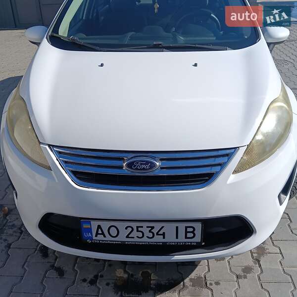 Седан Ford Fiesta 2012 в Сваляве