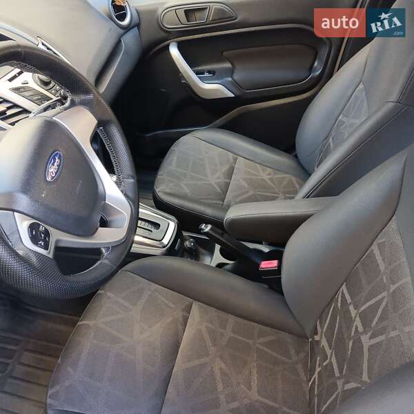 Седан Ford Fiesta 2012 в Сваляве