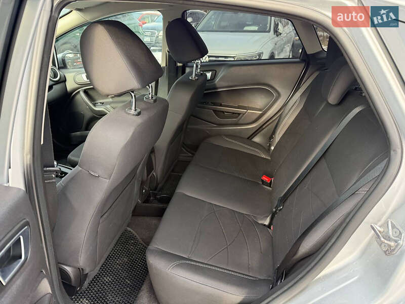 Седан Ford Fiesta 2015 в Коломые