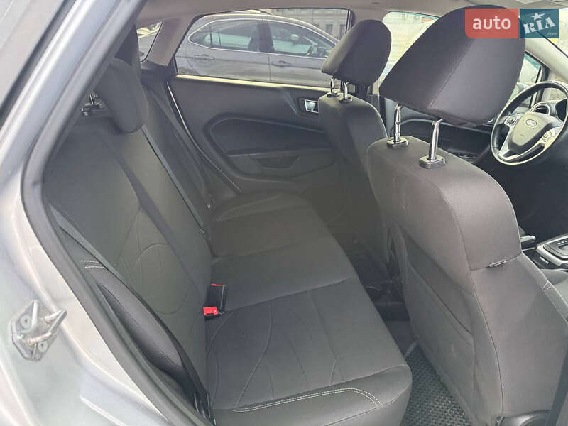 Седан Ford Fiesta 2015 в Коломые