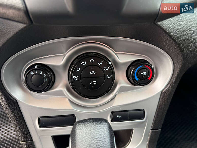 Седан Ford Fiesta 2015 в Коломые