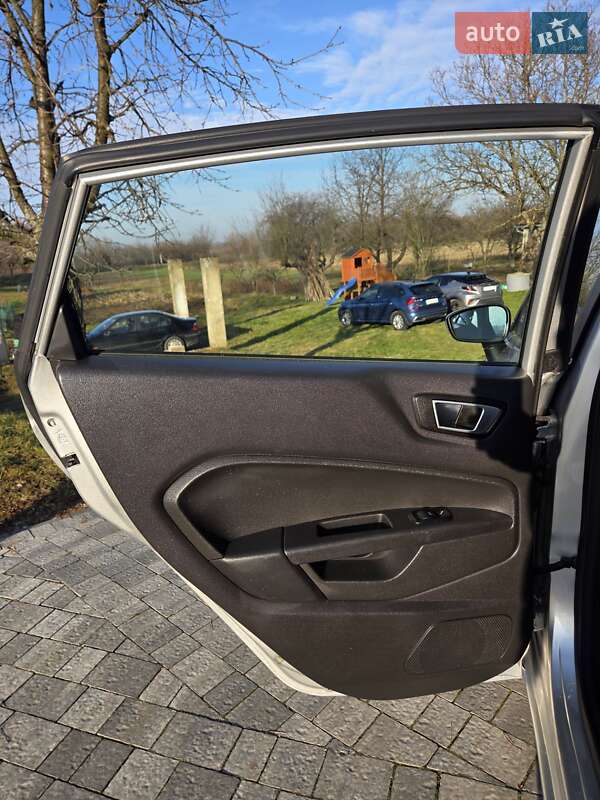 Хетчбек Ford Fiesta 2015 в Києві