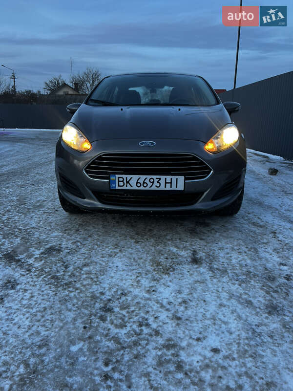 Седан Ford Fiesta 2013 в Остроге