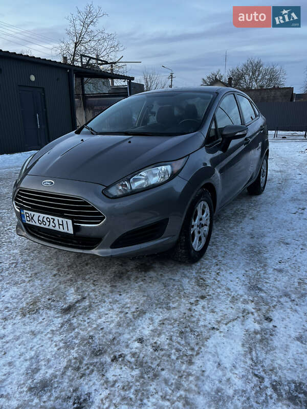 Седан Ford Fiesta 2013 в Остроге