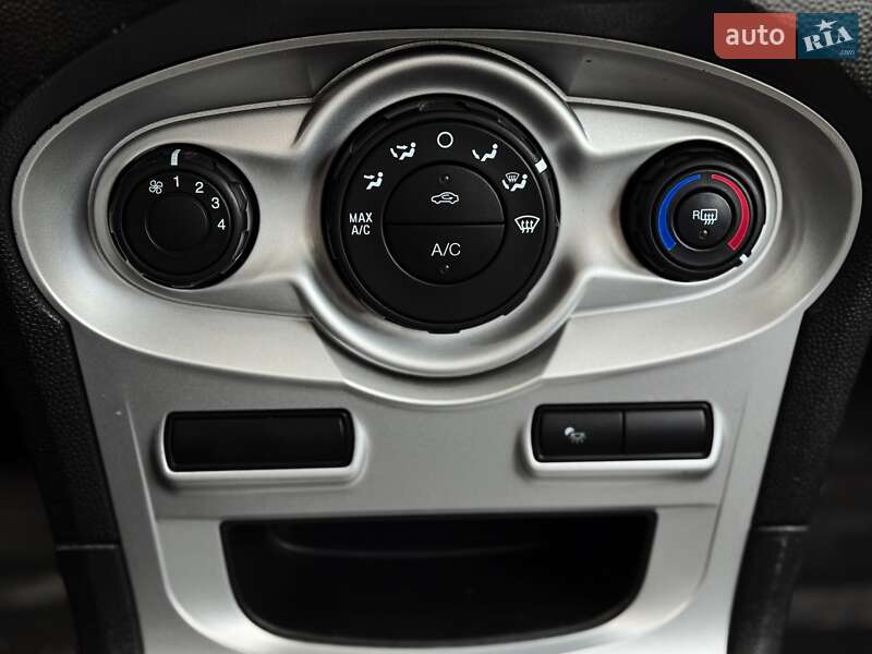 Седан Ford Fiesta 2016 в Днепре