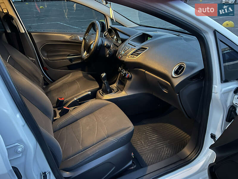 Хэтчбек Ford Fiesta 2017 в Киеве