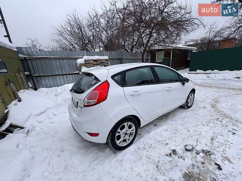 Хетчбек Ford Fiesta 2015 в Києві