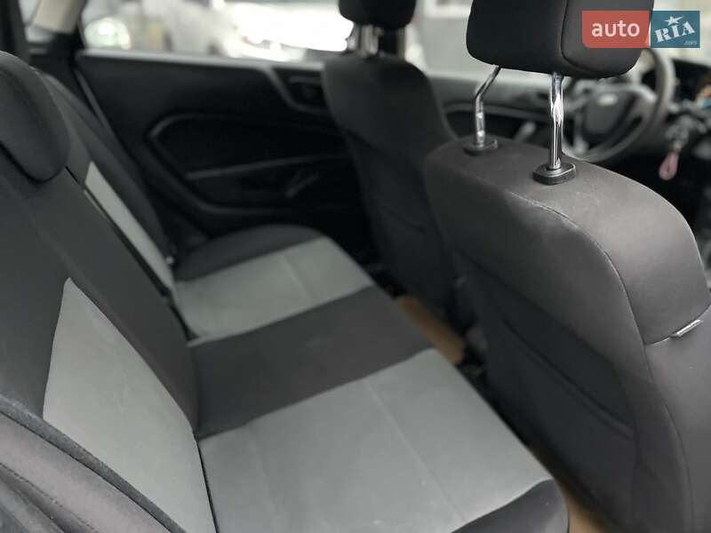 Седан Ford Fiesta 2016 в Дніпрі