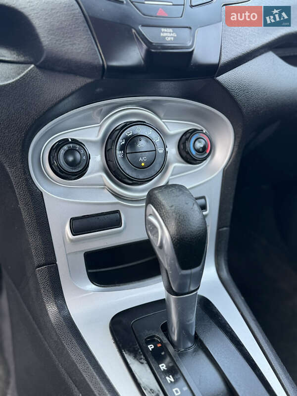 Седан Ford Fiesta 2015 в Львові