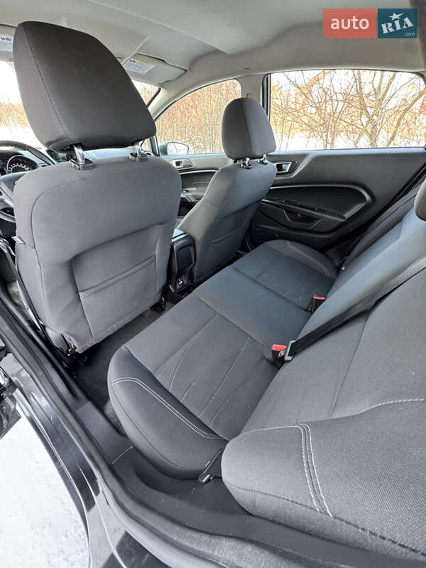 Седан Ford Fiesta 2015 в Львові