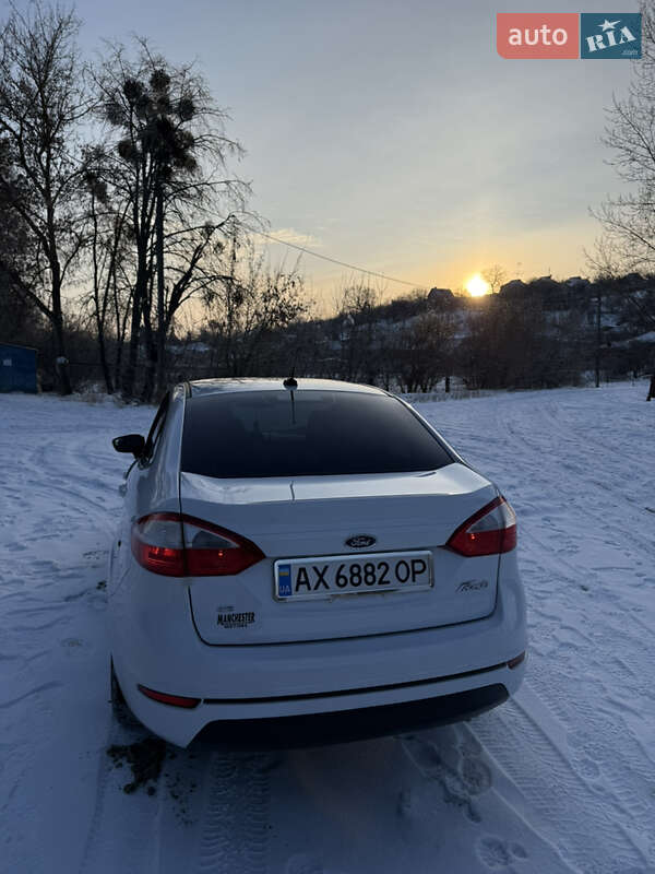 Седан Ford Fiesta 2014 в Зміїві