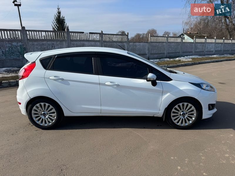 Хэтчбек Ford Fiesta 2015 в Прилуках