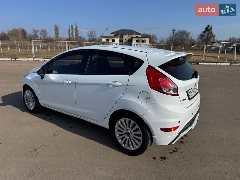 Хэтчбек Ford Fiesta 2015 в Прилуках