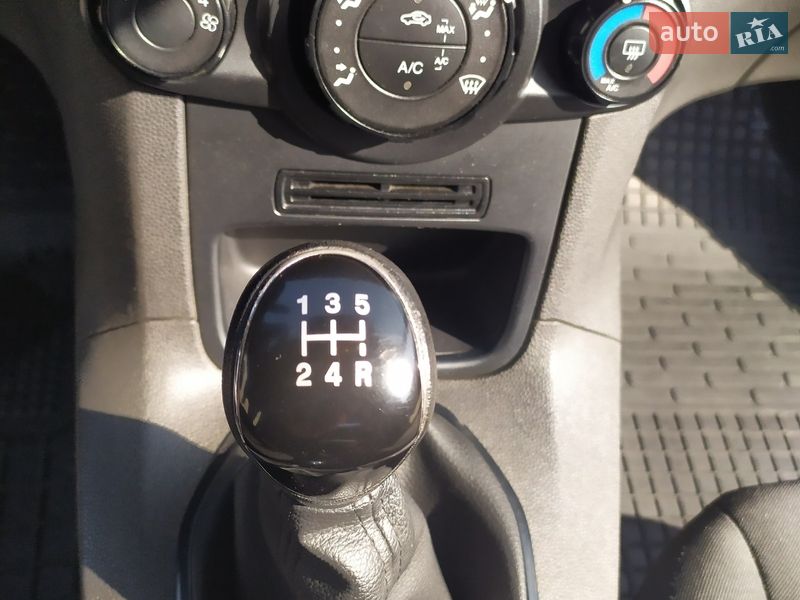 Хетчбек Ford Fiesta 2016 в Чернівцях