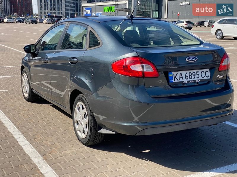 Седан Ford Fiesta 2010 в Киеве