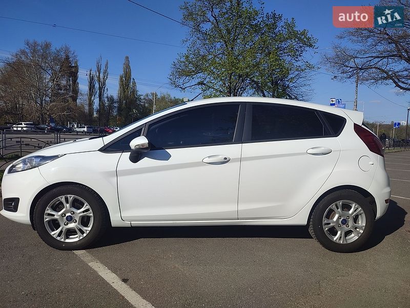Хетчбек Ford Fiesta 2016 в Києві