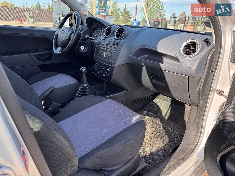 Хэтчбек Ford Fiesta 2006 в Отынии