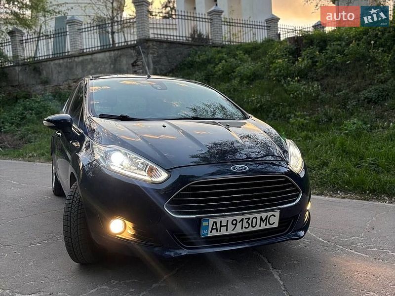 Хэтчбек Ford Fiesta 2014 в Остроге