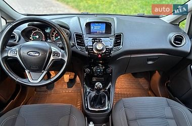 Хэтчбек Ford Fiesta 2014 в Остроге