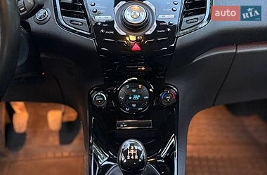 Хэтчбек Ford Fiesta 2014 в Остроге