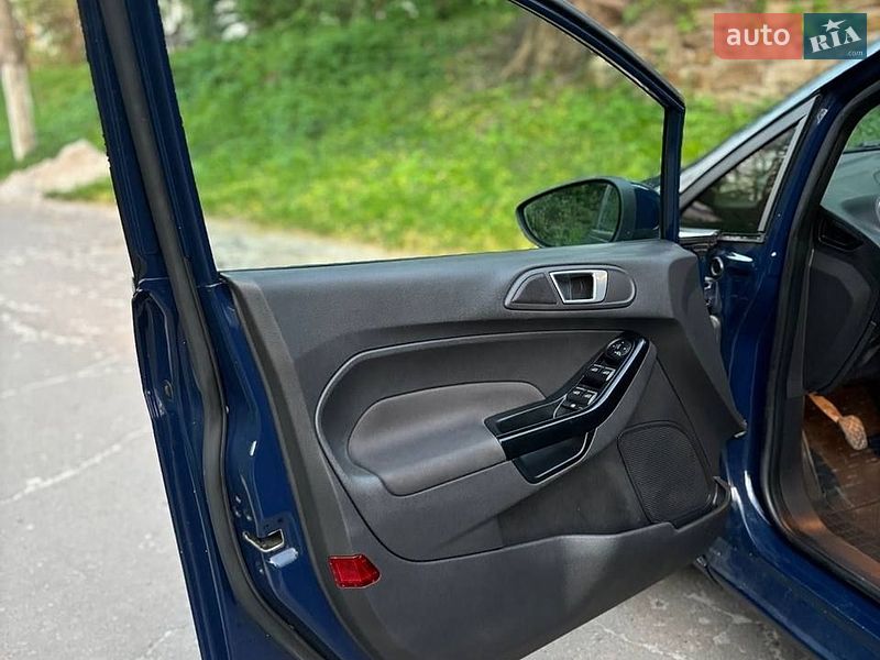 Хэтчбек Ford Fiesta 2014 в Остроге