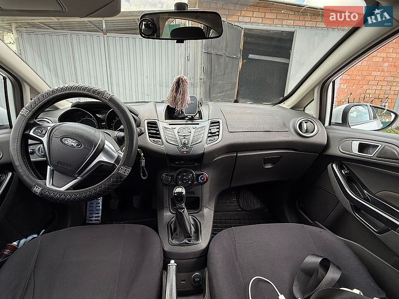 Хетчбек Ford Fiesta 2016 в Синельниковому