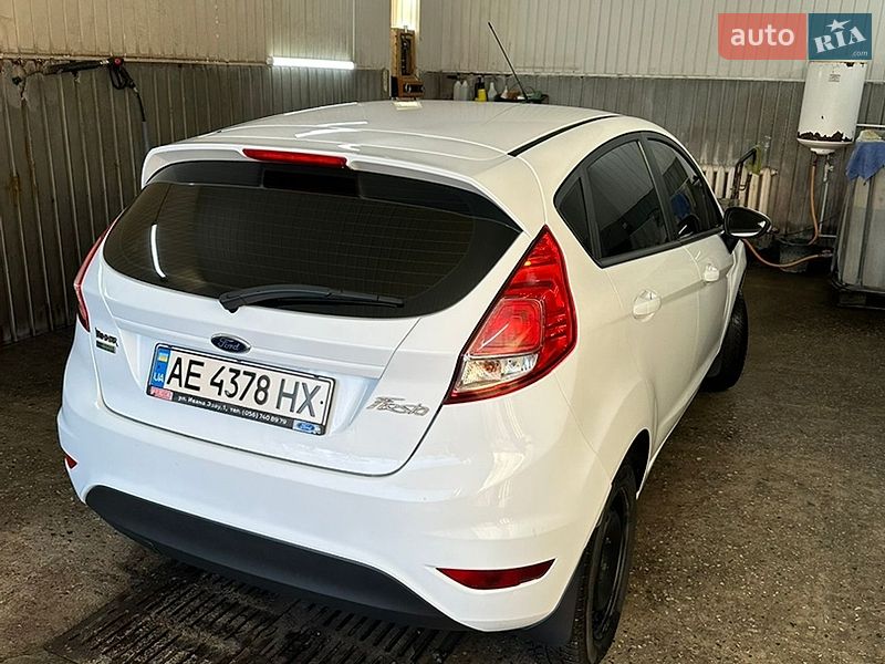 Хетчбек Ford Fiesta 2016 в П'ятихатках