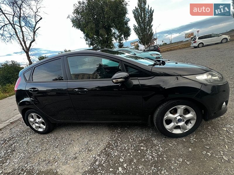 Хэтчбек Ford Fiesta 2011 в Ровно