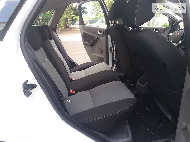 Хетчбек Ford Focus 2010 в Радивиліві