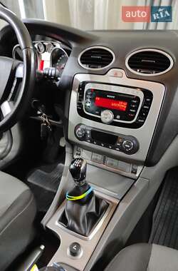 Хэтчбек Ford Focus 2010 в 